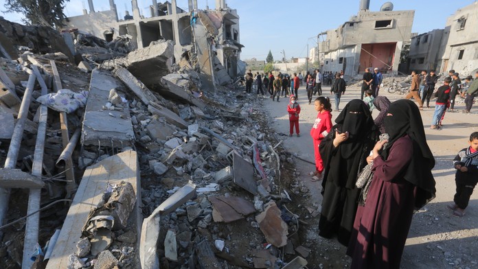 Palestínčania sa pozerajú na škody po izraelskom leteckom útoku v meste Rafah.