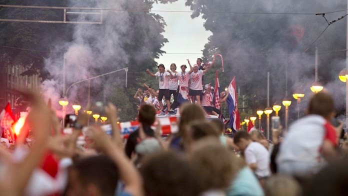 Desaťtisíce ľudí v Záhrebe vítali Chorvátov ako narodných hrdinov.