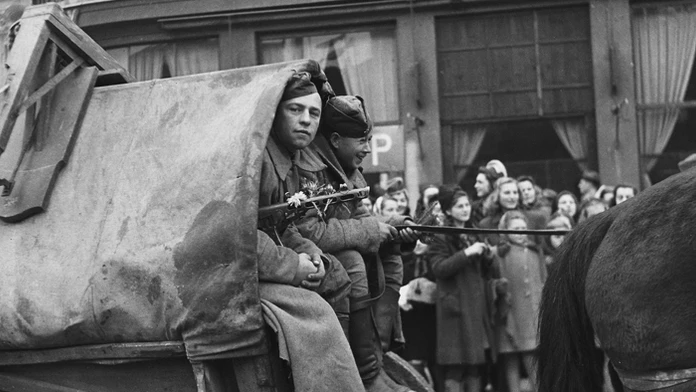 Obyvatelia Bratislavy sa 22. apríla 1945 lúčia s vojakmi Červenej armády, ktorí ju oslobodili.
