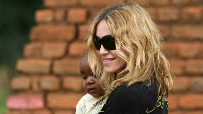 Madonna na návšteve sirotinca v Malawi