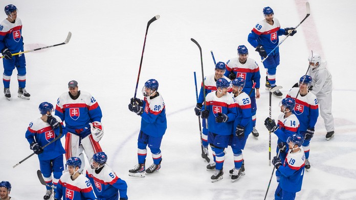 Hokejisti Slovenska sa tešia z výhry nad Lotyšskom na ZOH 2022.
