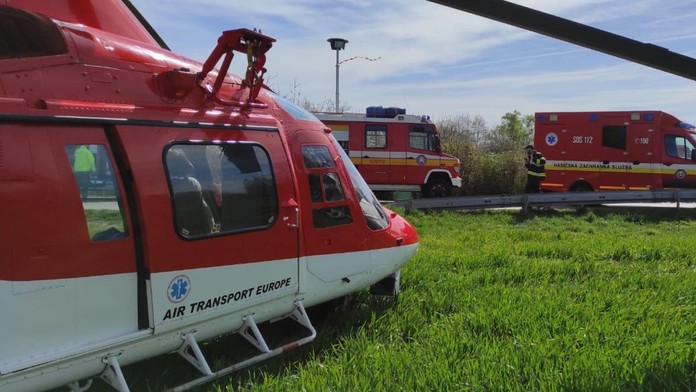 Záchranársky vrtuľník a záchranky.