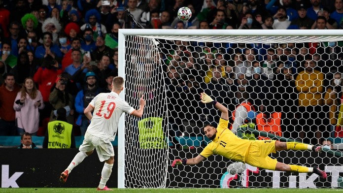 Dani Olmo míňa bránku v penaltovom rozstrele.