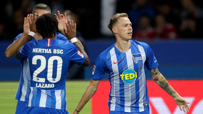 Ondrej Duda (vpravo) oslavuje druhý gól vo futbalovom zápase nemeckej Bundesligy medzi Hertha BSC Berlín - FC Bayern Mníchov