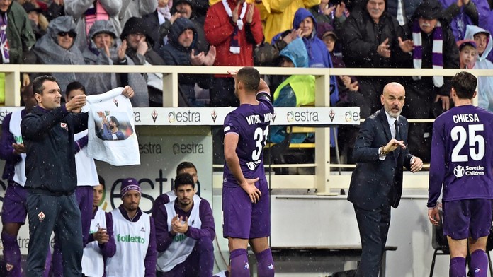 Vitor Hugo z Fiorentiny salutuje pred tričkom s podobizňou zosnulého kapitána tímu Davide Astoriho.
