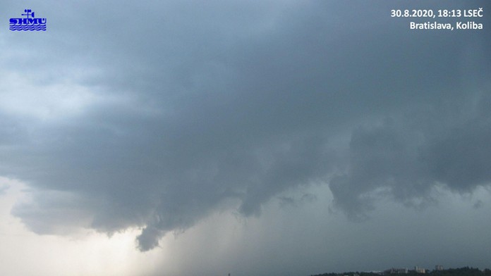 Búrka nad Bratislavou.