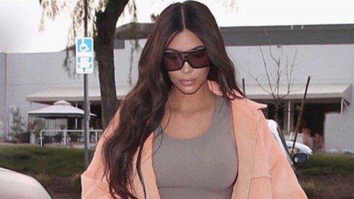 Kim Kardashian sa za túto fotku smeje celý svet