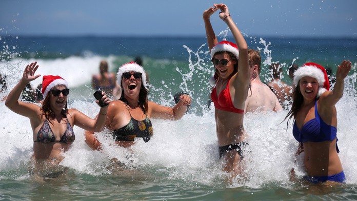 Marlies Noordeloos (NL) Lisa van de Velde (Belg.), Charlotte Trotter (VB) a Viktoria Sardarian (Litva) na Vianoce na Bondi Beach