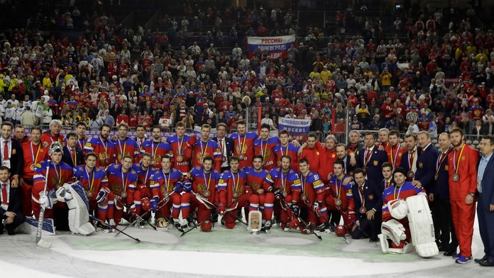 Ruskí hráči pózujú s trofejou po triumfe v zápase o bronz na MS 2017 proti Fínsku.