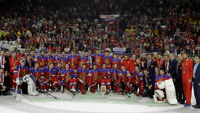 Ruskí hráči pózujú s trofejou po triumfe v zápase o bronz na MS 2017 proti Fínsku.