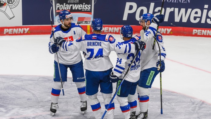 Na snímke slovenskí hokejisti sa tešia z gólu.