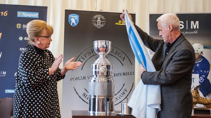 Manželka Vladimíra Dzurillu Zlatica a autor majstrovského pohára akademický sochár Jozef Barinka.