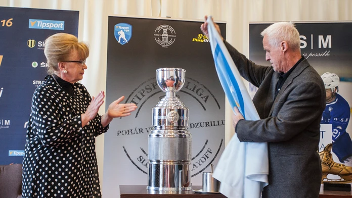 Manželka Vladimíra Dzurillu Zlatica a autor majstrovského pohára akademický sochár Jozef Barinka.