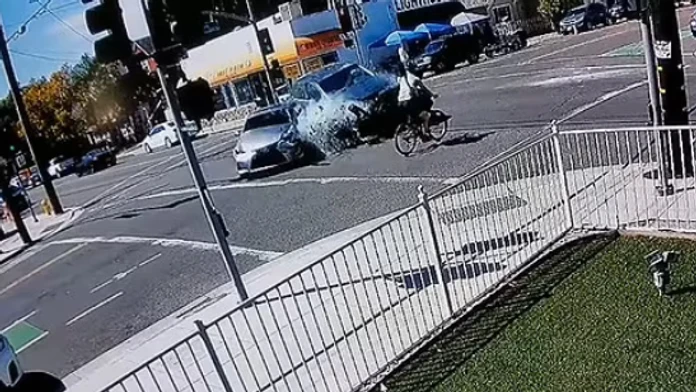 VIDEO: Neuveriteľná zhoda náhod zachránila cyklistovi život. Vďačiť môže nedodržaniu predpisov
