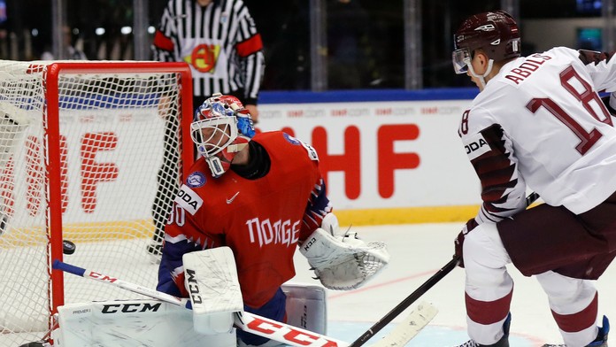 Lotyš Rodrigo Abols skóruje cez nórskeho brankára Larsa Haugena.