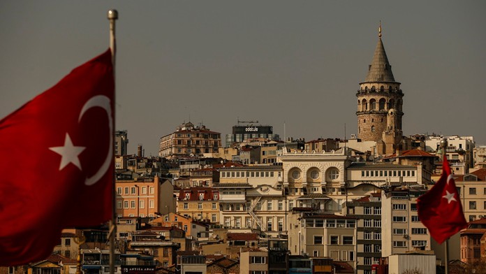 Ľudia nosia masky a plastové štíty ako ochranu pred koronavírusom.