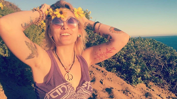 Dcéra Michaela Jacksona sa odfotila hore bez