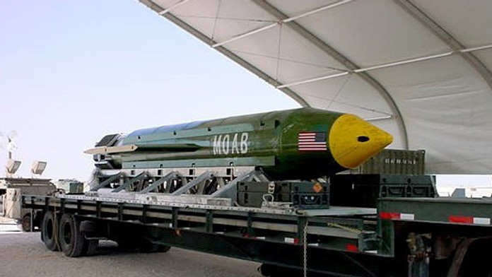 Na snímke americkej armády z vojenskej základne Eglin je bomba GBU 43/3 MOAB.