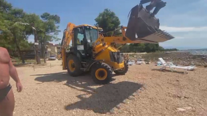 Bager na jednej z chorvátskych pláži na ostrove Vir