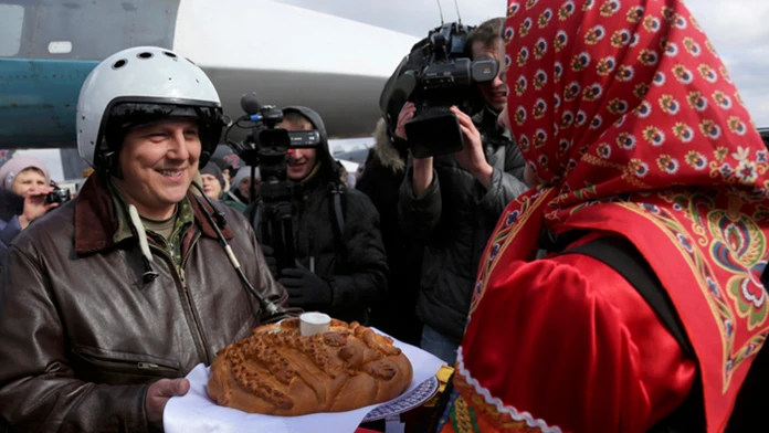 Ruského pilota vítajú na leteckej základni neďaleko Voroneže chlebom a soľu po návrate zo Sýrie.