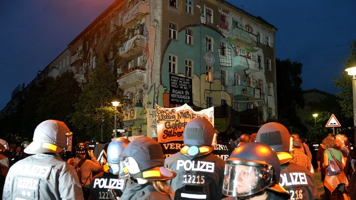 V Berlíne sa zranilo 123 policajtov. 