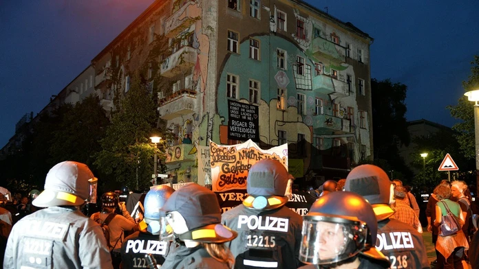V Berlíne sa zranilo 123 policajtov. 