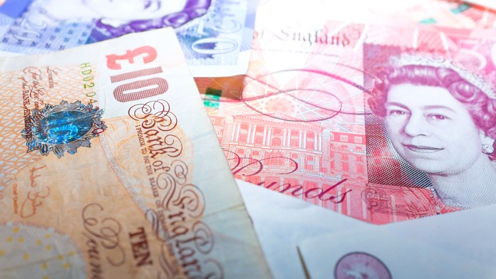 Extravagantný životný štýl Simone financujú bohatí starší muži. 