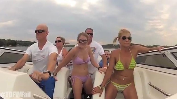 Bikini dievcata na motorvom clne.