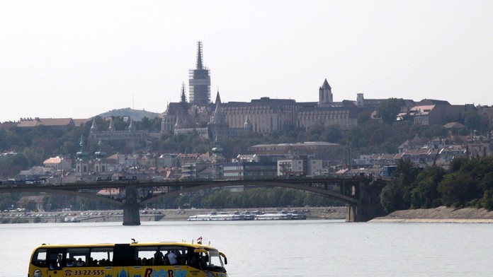 Obojživelný autobus v Budapešti na archívnej snímke.
