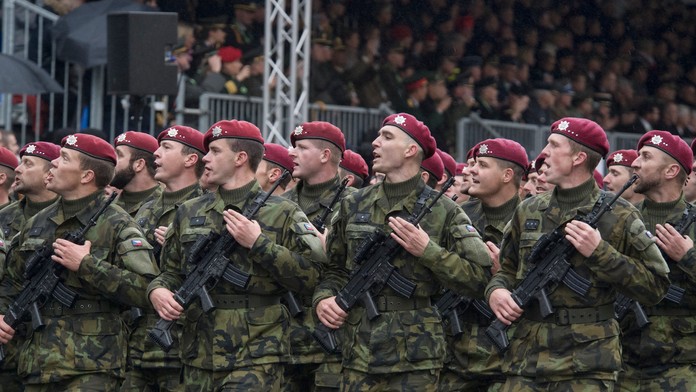 Vojenská prehliadka v Prahe.