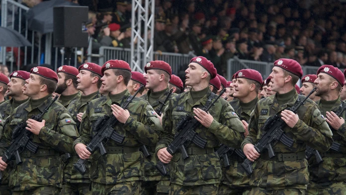 Vojenská prehliadka v Prahe.