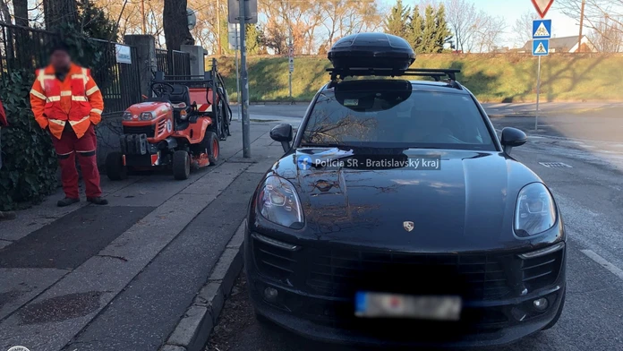 Kuriózna nehoda v Bratislave: Traktorová kosačka sa zrazila s luxusným autom