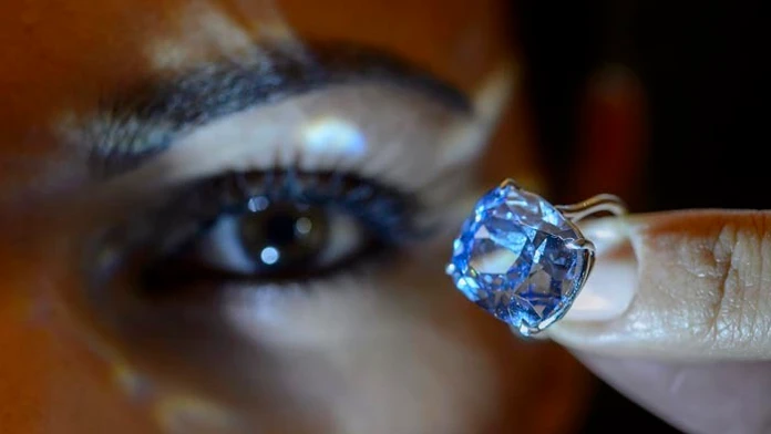 Mimoriadne vzácny a bezchybný modrý diamant, ktorý predali za rekordnú sumu na aukcii. 12. novembra