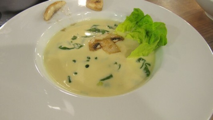 Šalátová polievka s pestom z medvedieho cesnaku.