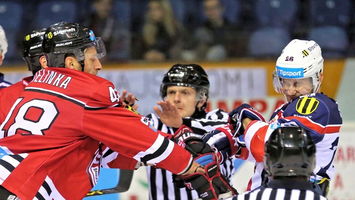 Ivan Ďatelinka (HC´05 iClinic Banská Bystrica) v súboji s hráčom HKM Zvolen Jánom Semoradom.