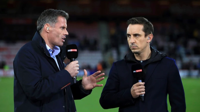 Na archívnej snímke z 15. septembra 2017 je vľavo komentátor Jamie Carragher a vpravo hráč Bournemouthu Gary Neville.