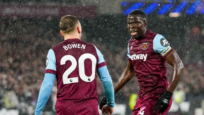 Na snímke vpravo hráč West Hamu Kurt Zouma oslavuje gól.