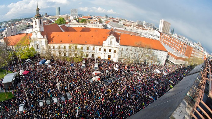 Tisíce ľudí na protikorupčnom pochode v Bratislave