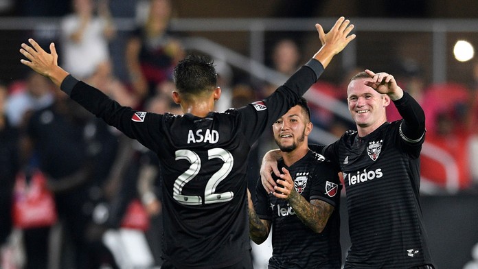 Hráči D.C. United, Luciano Acosta (v strede) Wayne Rooney (vpravo) a Yamil Asad oslavujú gól proti Orlandu.