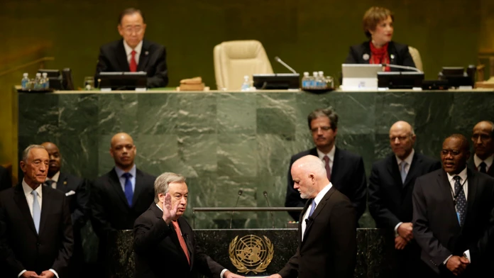 Nový generálny tajomník OSN António Guterres skladá sľub do rúk prezidenta Valného zhromaždenia OSN Petera Thomsona v sídle OSN.
