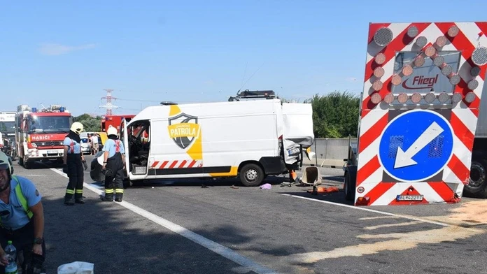 Kamión napálil na diaľnici D1 do patroly. Zranil pracovníkov a spôsobil dlhé kolóny
