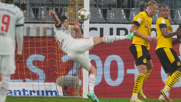 Robert Lewandowski strieľa úvodný gól Bayernu v zápase nemeckého Superpohára Borussia Dortmund.