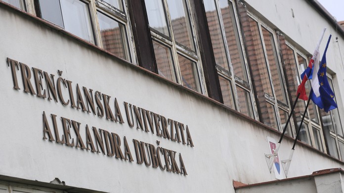 Trenčianska univerzita Alexandra Dubčeka výučbu nepreruší, zostáva však v štrajkovej pohotovosti