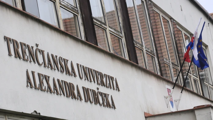 Trenčianska univerzita Alexandra Dubčeka výučbu nepreruší, zostáva však v štrajkovej pohotovosti