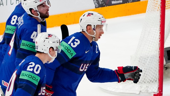 Americký hokejista Nick Bonino (uprostred) sa teší z gólu.