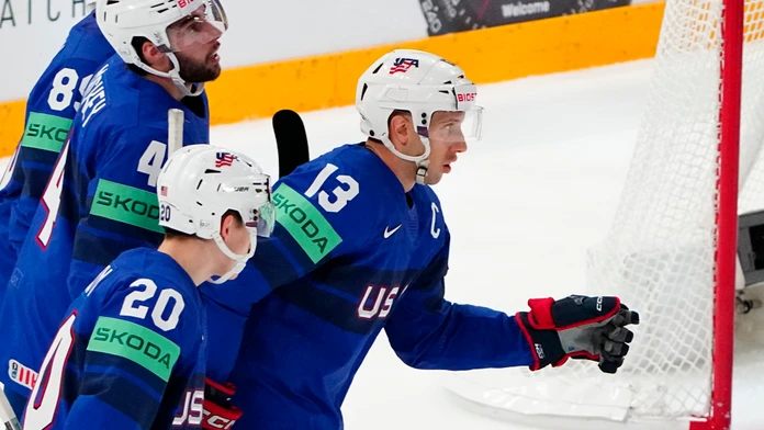 Americký hokejista Nick Bonino (uprostred) sa teší z gólu.