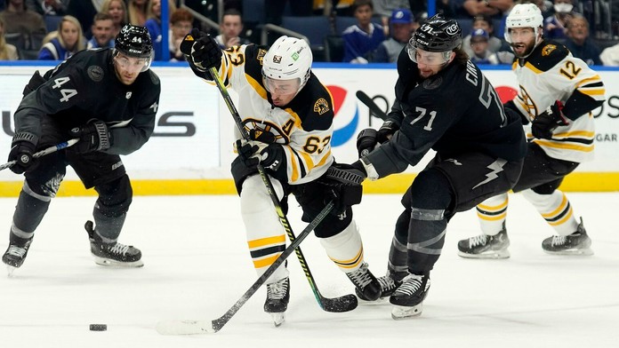 Hráči Tampy Bay Lightning prehrali na domácom ľade s Bostonom Bruins 2:5.