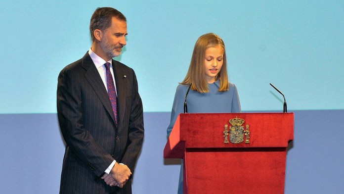 Princezná Leonor (13) číta prvý článok španielskej ústavy.