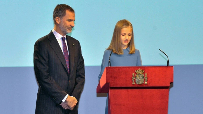 Princezná Leonor (13) číta prvý článok španielskej ústavy.