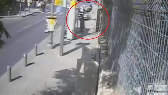 Najprv zrazil ľudí na zastávke, potom ich dobil tĺčikom na mäso
